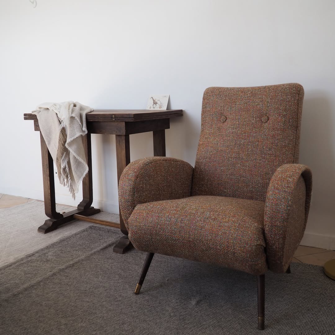 Fauteuil club rénové avec tissu grain - Exemple de restauration artisanale Surfer Sofa